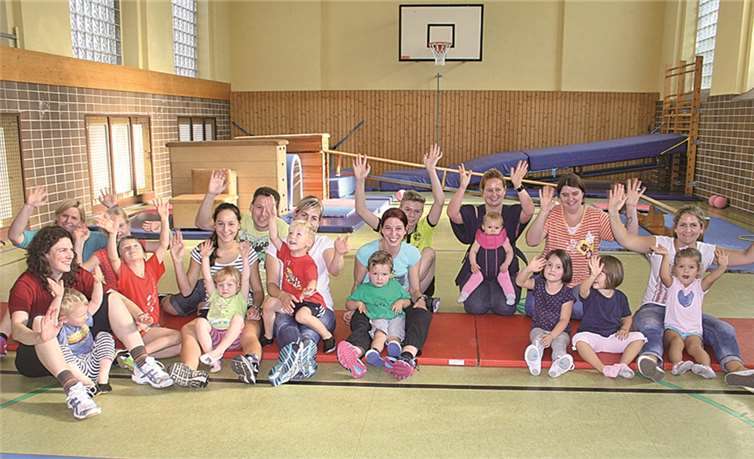 Nikola Schiller-Lapuse mit ihrer Eltern-Kind Gruppe.privat