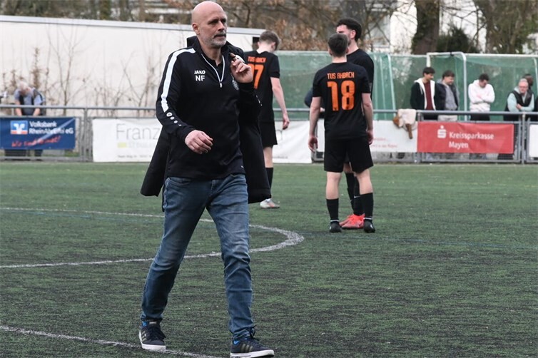 Nikolai Foroutan, beim TuS Mayen Trainer und Sportlicher Leiter in Personalunion, ist in der momentanen Situation wahrlich nicht zu beneiden. Foto: SK