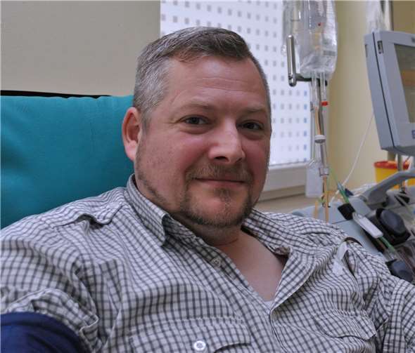 Nikolai Junk sendet Blut, seit er volljährig ist. Nun braucht ein genetischer Zwilling Hilfe und er spendet Stammzellen. Hierzu ist heutzutage keine OP mehr nötig. Foto: Stefan-Morsch-Stiftung/Andrea Djifroudi