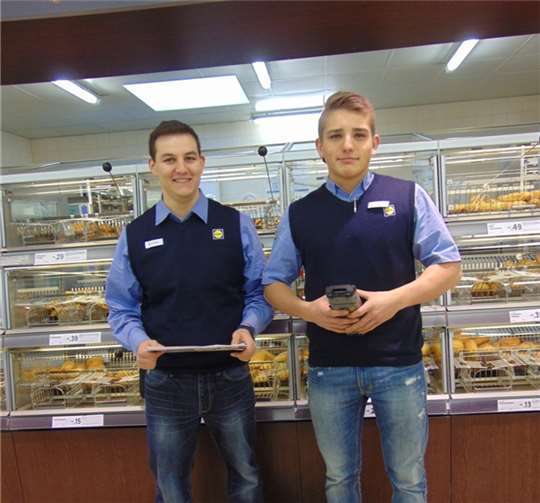 Nikolai Max (r.) übernahm während der beiden Projektwochen die Rolle des Filialleiters, Sascha Neffgen stand ihm als stellvertretender Filialleiter zur Seite.B. Steffen