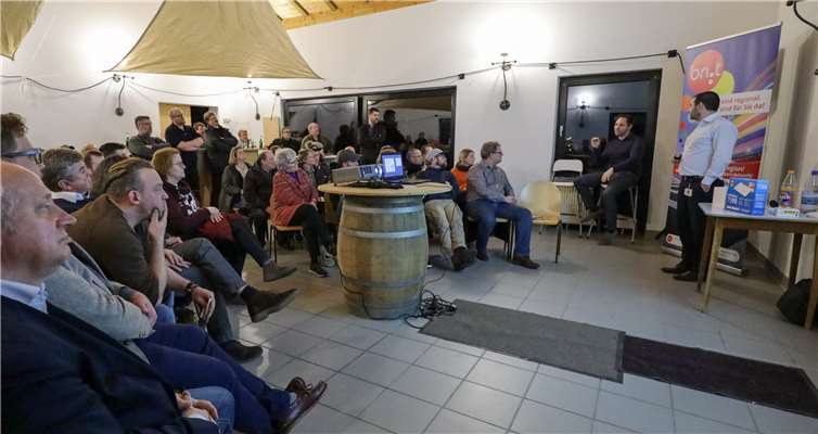 Nikolaos Pantios (r.) und der Techniker der bn:t erklären das Verlegen der Leitungen.Fotos: CEW