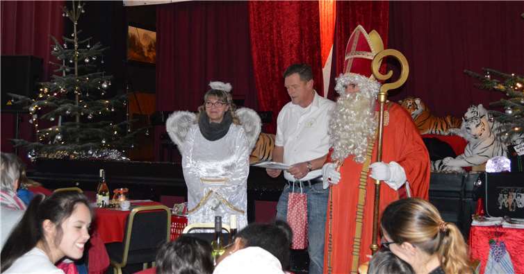 Nikolaus „Balu“ Keller mit Engelchen Gabriele und dem Vorsitzenden Claus Krah, der ein Lied vortragen sollte.