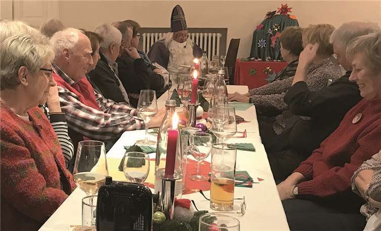 Nikolaus (Gustl Richarz) liest aus dem goldenen Buch.OGVRBKlein