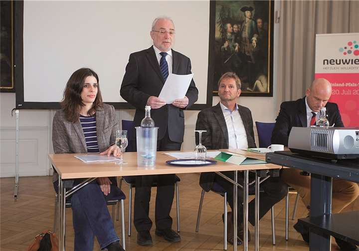 Nikolaus Roth (stehend) freut sich ganz besondere Stars für den Rheinland-Pfalz-Tag ankündigen zu können.