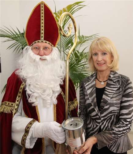 „Nikolaus“ Siegmar Kügler übergibt Bürgermeisterin Marie-Theres Hammes-Rosenstein eine Spende für Flüchtlingskinder. Stadt Koblenz