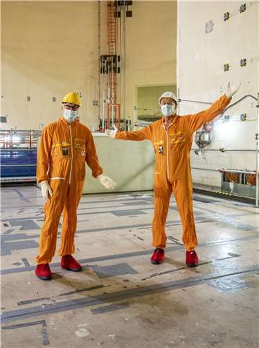 Nikolaus Valerius (li) und Tom Baldes im ehemaligen Kernkraftwerk Mülheim-Kärlich. Foto: thorsten schmidtkord