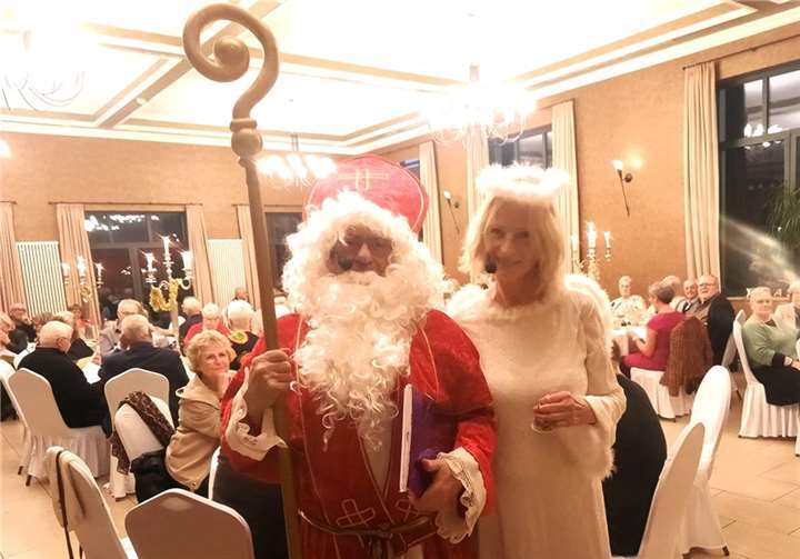 Nikolaus (Wolfgang Pickel) in Begleitung eines Engelchens (Birgit Windisch).  Foto: Eich