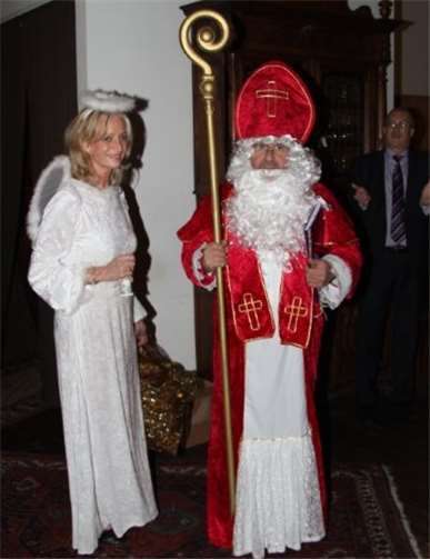 Nikolaus (Wolfgang Pickel) und der „Brauchtumsengel“ (Birgit Windisch) überbrachten den Anwesenden himmlische Grüße. privat