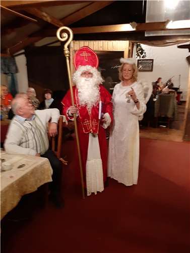 Nikolaus (Wolfgang Pickel) und sein Brauchtums-Engelchen (Birgit Windisch) statteten den Mitgliedern des Brauchtumsverein einen Besuch ab. Foto: A. Eich