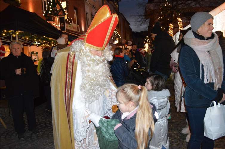 Nikolaus alias Ralph Baumann beschenkte die Kinder.
