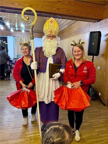 Nikolaus begeistert mit Geschichten und Geschenken.