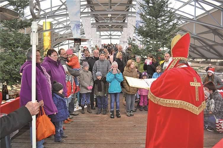 Nikolaus besucht den Adventsbasar im Römerbergwerk.Privat