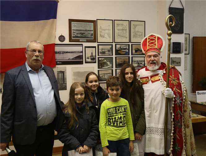 Nikolaus mit Vorsitzendem Harald Haubrichund Abordnung des Kinderchors der Sonnenlandschule. Foto: Geländerverein