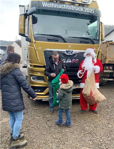 Weihnachtsengel brachten Geschenke für die Bürger von Schuld Nikolaus und Bürgermeister beschenkten die kleinen und großen Schulder.