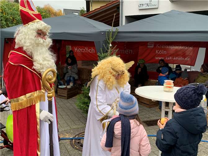 Nikolaus und Engel beschenkten die Kinder. Fotos: Merler Dorfgemeinschaft e.V.