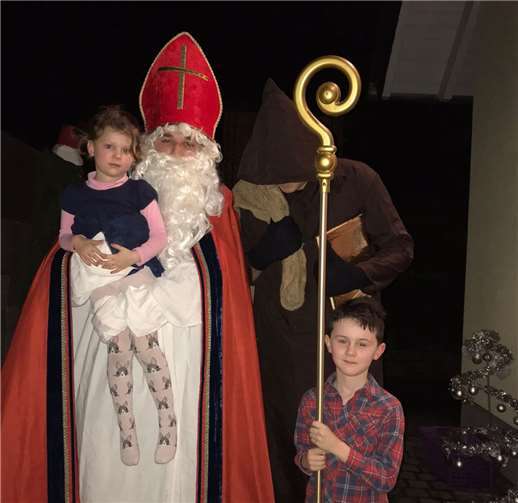 Nikolaus und Knecht Ruprecht waren in Burgen unterwegs und beschenkten die Kinder. privat