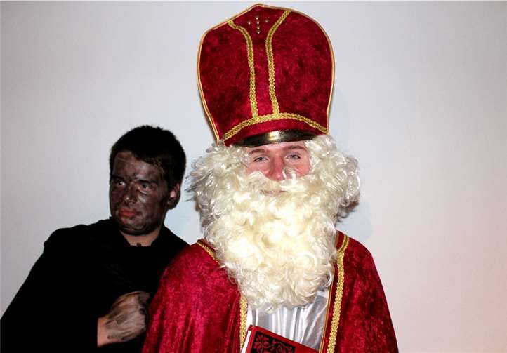Nikolaus und Knecht Ruprecht ziehen am Nikolausabend von Haus zu Haus. privat