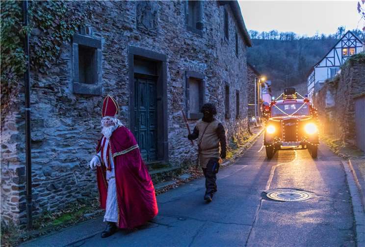 Nikolaus und Knecht Ruprecht ziehen durch den Ort.Fotos: Klaus Breitkreutz