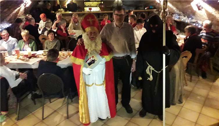 Nikolaus und schwarzer Mann sorgten wieder für eine gute Stimmung.WITE