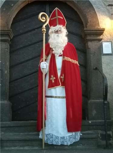 Nikolaus vor der Kirche in Kalt. Foto: privat