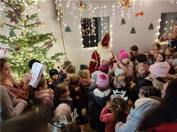 Nikolaus wird von den Kindern mit einem Weihnachtslied begrüßt.