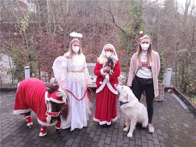 Nikolausin“ Ana Järke am Hospiz mit „himmlischer“ Begleitung, Pony Zina, Therapiehund Olaf (auf dem Arm) und Hund Anton.Fotos: Hospiz im Ahrtal gGmbH
