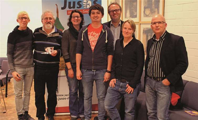 Nils Grote (v.l.), Dietmar Tendler, Wibke Korten, Mario Dahm, Folke große Deters, Mirjam Setzer und Martin Dohmstreich hatten zur Podiumsdiskussion eingeladen.  Jusos Rhein-Sieg