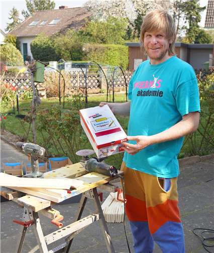 Nils Gruber mit der "Kreativbox".