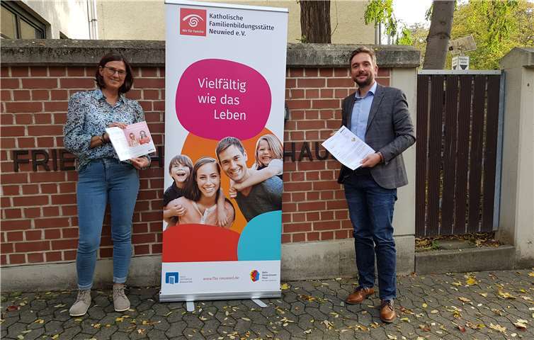 Nils Heumann, Geschäftsführender Leiter mit Daniela Blank, Verwaltungsleiterin der Kath. Familienbildungsstätte Neuwied e.V.. Foto: Familienbildungsstätte Neuwied