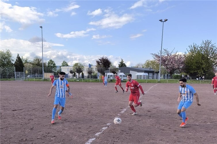 Nils Meyer im Kampf um den Ball 