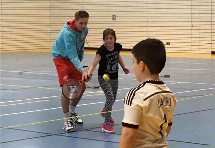 Nils Müller zeigte den Kindern wie man am besten den Ball schlägt. privat