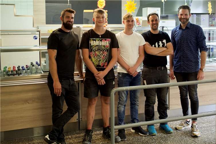 Nils Schack mit Schülern der Schülerfirma der David-Roentgen-Schule und Sebastian Feil von der LES.  Foto: privat