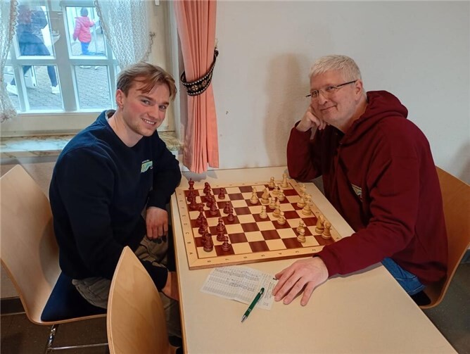 Nils Schuck (li.) und Talentschmiede-Trainer Thorsten Kammer bei der Spielanalyse. Foto: SC TS Ahrtal e.V.