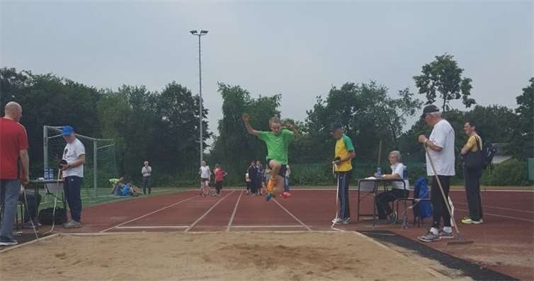 Nils Schulte beim Weitsprung.