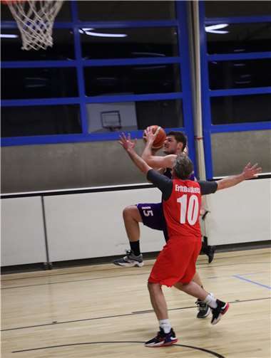 Nils Schumann zieht zum Korb.