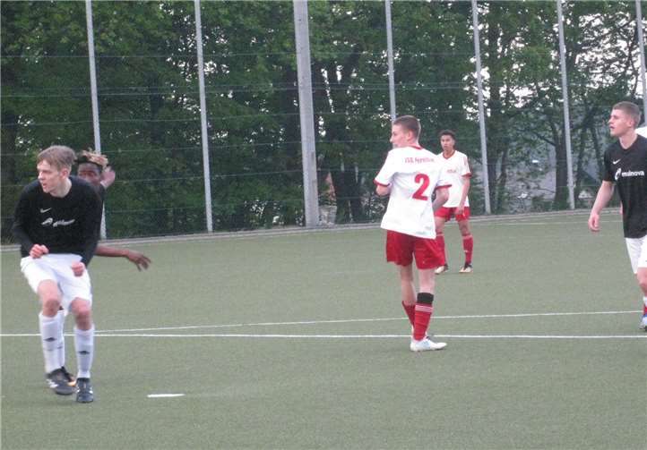 Nils Wambach (links im Bild), eigentlich ein Vollblutstürmer mit „eingebauter Torgarantie“, blieb diesmal ohne Torerfolg.Foto: JSG