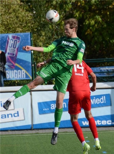 Nils Wambachs Kernkompetenz sind eigentlich Kopfballtore. In Auersmacher machte er dagegen durch eine riesige Fairplay-Geste auf sich aufmerksam, als er dem Schiri bedeutete, den Elfmeterpfiff nach einem vermeintlichen Foul an ihm zurückzunehmen.  Fotos: Ulf Steffenfauseweh