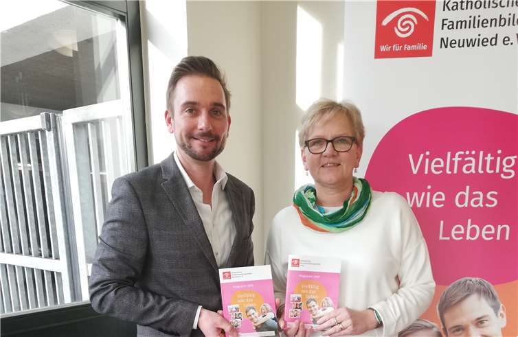 Nils Zimmermann, Geschäftsführende Leitung, und Ute Gilles-Adenauer, Pädagogische Leitung der Kath. Familienbildungsstätte Neuwied, präsentieren das neue Programm. Es bietet neben der klassischen Elternbildung viele Kreativ-, Sport-, Koch- und Freizeitangebote für alle Menschen. Foto: Familienbildungsstätte Neuwied