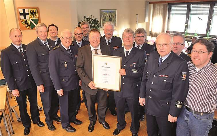 Nimmt Abschied im Kreis jahrzehntelanger Weggefährter: Walter Büscher (5. v. re.). Kreisveraltung Ahrweiler