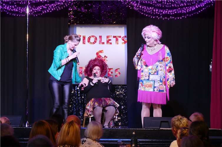 Nina Aker, Adelheid Van Seidennaht und Chefin Christina Sentiaca bei 15 Jahre Violets & Roses in der „Kulturwerkstatt“ (v.l.). Foto: AB