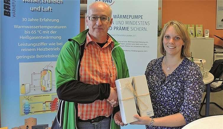 Nina Bisping überreicht Thomas Mies den Hauptpreis der Energiesparwochen-Aktion.privat