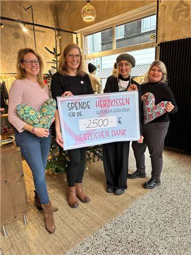 Nina Buchholz (Villa Michels), Caroline Müllers, Bianca Schott und Tatjana Held (PalliaKids e.V.).