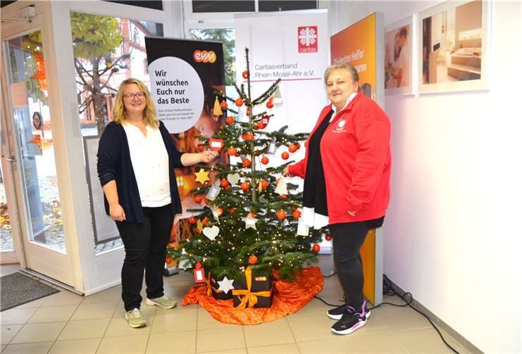 Nina Frenzel und Viktoria Hoffmann freuen sich auf die diesjährige Wunschbaumaktion im evm-Kundenzentrum Sinzig.  Foto: E.T. Müller