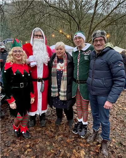 Nina Gross und Jörg Röder mit Weihnachtsmann und Elfen.  Fotos: privat