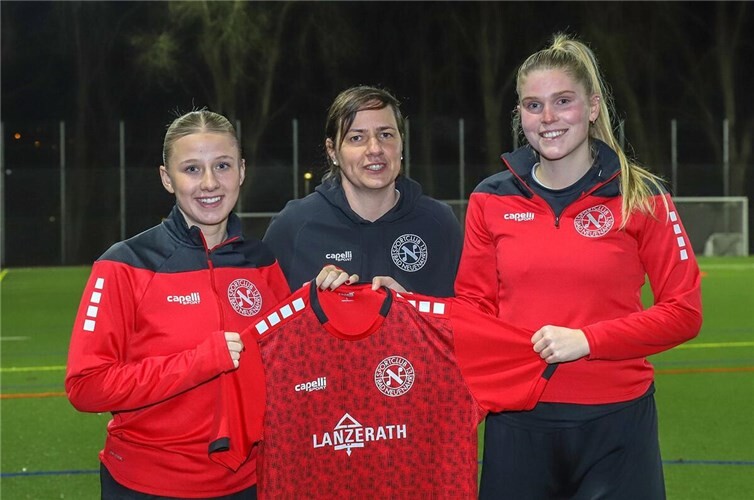 Nina Hainke, Trainerin Anne-Kathrine Kremer und Annika Neil. Foto: Guido Kölzer