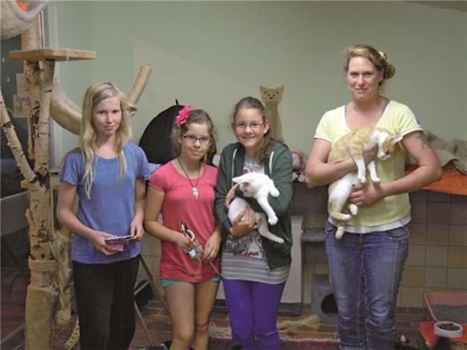 Nina Heinrichs, Luise Gundelach und Fabienne Netterscheidt bei der Spendenübergabe im Remagener Tierheim. privat