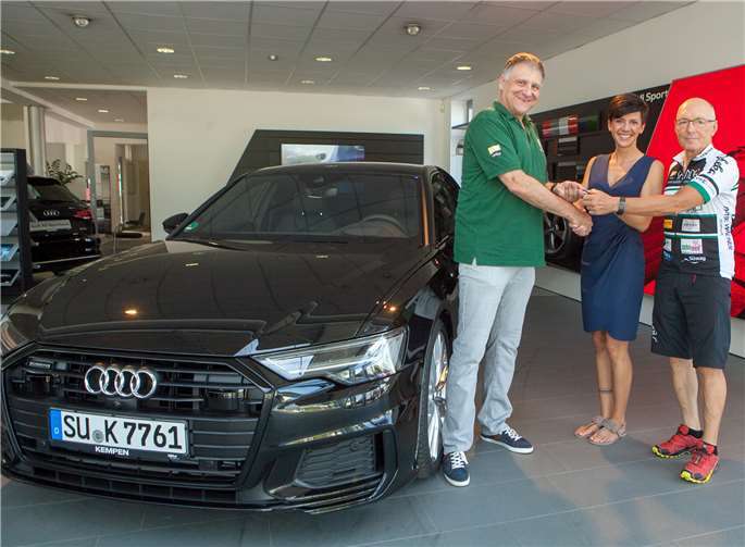 Nina Kiehnle, die Marketing-Verantwortliche der Autohaus Kempen Löhr Automobile Vertriebs GmbH, überreichte den Fahrzeugschlüssel für einen Audi A6 im Audi-Zentrum Meckenheim an Vor-Tour-Vorstandsmitglied und Ex-FIFA-Schiedsrichter Edgar Steinborn sowie an Vor-Tour-Kümmerer Rainer Auen. JOST