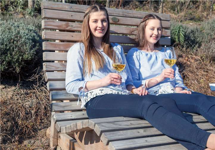 Nina Ludwig und Katharina Kray werden den Weinort Lehmen repräsentieren. privat