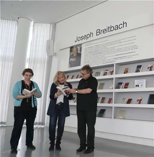 Nina Mahrt und Thomas Koch von der Stadtbibliothek Koblenz sowie Kulturdezernentin Margit Theis-Scholz (Mitte) nahmen die Werke der neuen Breitbach-Ecke in der Stadtbibliothek bereits vor Beginn der Corona-Beschränkungen in Augenschein. Stadt Koblenz