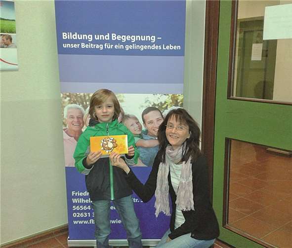 Nina Maurer (FBS) übergab Julian seinen Gewinn, einen Buchgutschein. privat